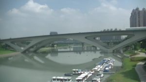 台湾の自殺スポットの吊橋から見える車が走る橋