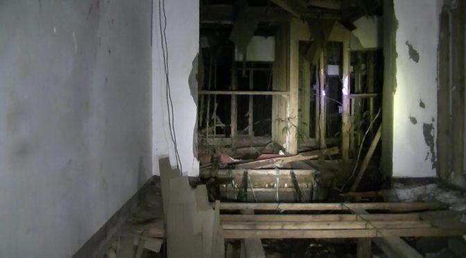 小川脳病院廃墟の広間から撮った病棟方向