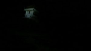 茨城県にある鬼怒川砂丘慰霊塔を遠くから撮影した様子
