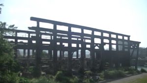 台湾にある造船所廃墟を遠目から見た光景