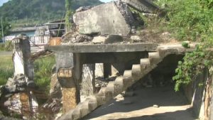 台湾にある造船所廃墟のどこにもつながってない階段を横から見た写真