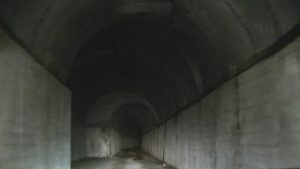 心霊スポットで有名な開門トンネルの対向車とすれ違える場所