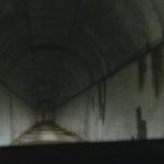 心霊スポットで有名な開門トンネルの中を車で走っている時の様子
