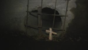 心霊スポットで有名な開門トンネルにあった排水用の横穴で定点映像を撮るときの様子